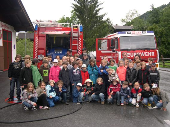 Bild: Schüler 3. und 4. Klasse Volksschule Stuhlfelden mit ihren Lehrern bei der Feuerwehr Stuhlfelden